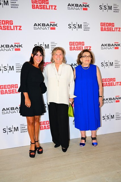 ÖZEL SANAT DAVETİNİN EV SAHİPLERİNDEN SUZAN SABANCI VE DR. NAZAN ÖLÇER; GÜLER SABANCI'YI BİRLİKTE AĞIRLADILAR