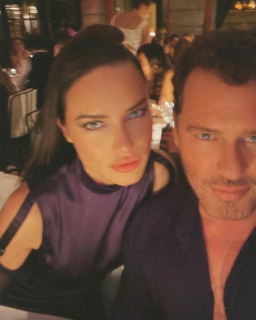 ADRIANA LIMA VE MERT ALAŞ, DÜNYACA ÜNLÜ İSMİN YER ALDIĞI PARTİDE SELFİE ÇEKTİ