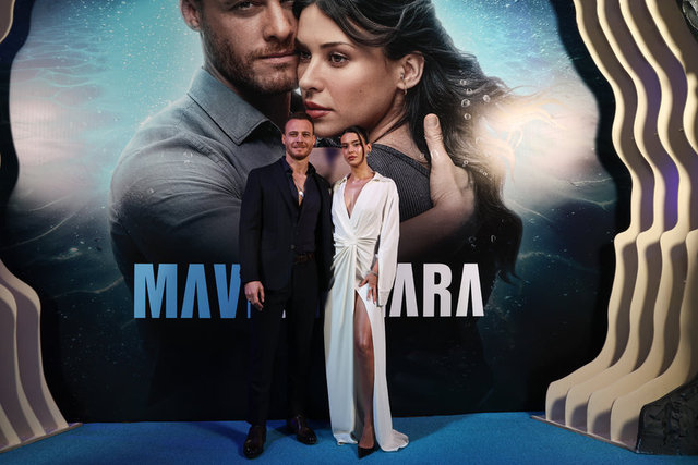 DİZİNİN OYUNCULARI KEREM BÜRSİN VE DEVRİM ÖZKAN
