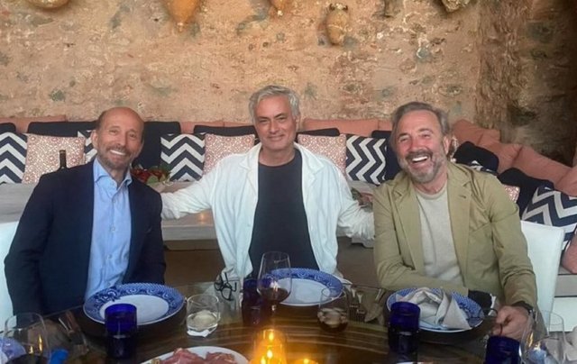 AKFEN HOLDİNG YÖNETİM KURULU BAŞKANI HAMDİ AKIN, FENERBAHÇE FUTBOL KULÜBÜ BAŞKAN YARDIMCISI NEZİH BARUT VE FENERBAHÇE SPOR KULÜBÜ TEKNİK DİREKTÖRÜ JESE MOURİNHO İLE YEMEKTE BİR ARAYA GELDİLER.