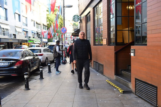 KÜLTÜR VE TURİZM BAKANI MEHMET NURİ ERSOY, EŞOFMANLARINI GİYMİŞ BEBEK CADDELERİNDE YÜRÜYORDU