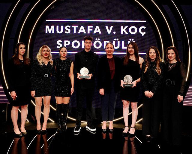 GÖRME ENGELLİ SPORCULAR İÇİN ÖZEL TASARLANAN TAKIM, GOLBOL KADIN MİLLİ TAKIMI VE MİLLİ YÜZÜCÜ KUZEY TUÇELLİ MUSTAFA V. KOÇ ÖDÜLÜ'NÜN SAHİBİ OLMAYA HAK KAZANDILAR.