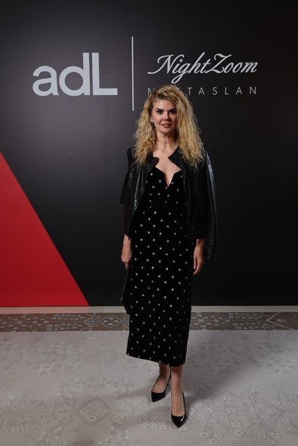 HANDE SEZER SİYAH ŞIKLIĞIYLA DEFİLEDE YERİNİ ALDI