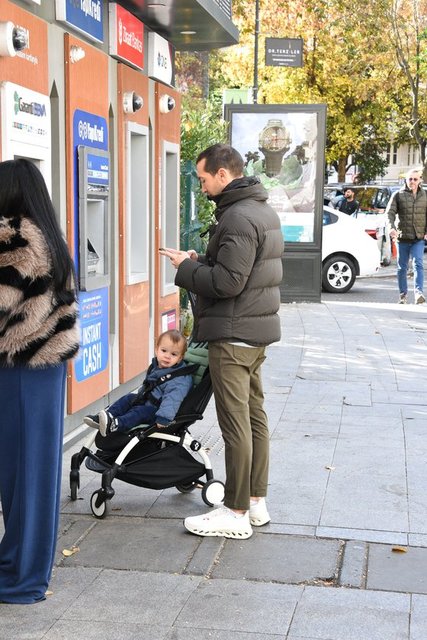 CAN HAKKO DAHA SONRA ATM'DEN PARA ÇEKİP CADDEDEN AYRILDI.