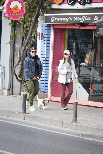 ARZU KOMİLİ-SİNAN BAŞTAŞ ÇİFTİ DE KÖPEKLERİYLE BİRLİKTE BEBEK'TEYDİ...