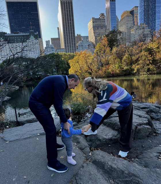 İŞ İNSANI ÖMER SABANCI İLE EŞİ ARZU SABANCI TORUNLARI ARZU ALARA İLE BİRLİKTE CENTRAL PARK'TA...