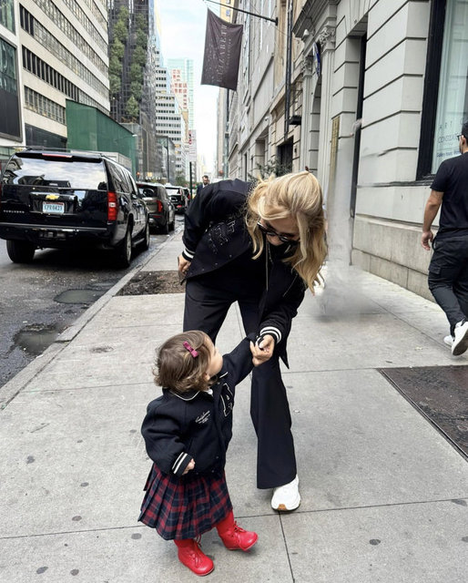 ARZU SABANCI TORUNUYLA NEW YORK SOKAKLARINDA POZ VERDİ.