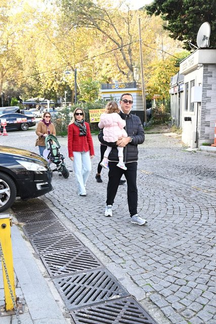 MURAT ÖZYEĞİN KIZINI KUCAĞINA ALARAK BEBEK'TE GEZDİRDİ.