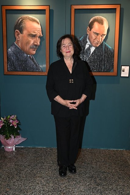 MONİK İPEKEL SERGİYİ GEZEREK ESERLER HAKKINDA BİLGİ ALDI.