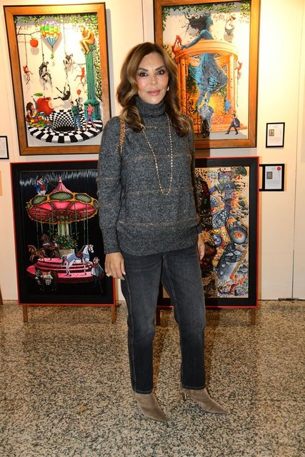 SANAT SEVER FERYAL GÜLMAN, SERGİDE FARKLI TEKNİKLERLE OLUŞTURULMUŞ ESERLERİ İNCELEDİ.