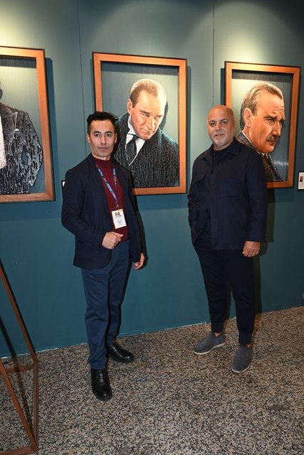 SANATÇI İLYAS YILMAZ, İŞ İNSANI NEJDET AYAYDIN'A ESERLERİNİ GÖSTERDİ.