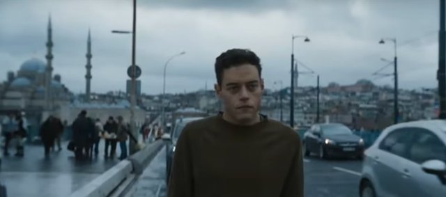 BAZI SAHNELERİN İSTALBUL'DA ÇEKİLDİĞİ FİLMDE RAMI MALEK GALATA KÖPRÜSÜ'NDE YÜRÜRKEN GÖRÜNÜYOR.