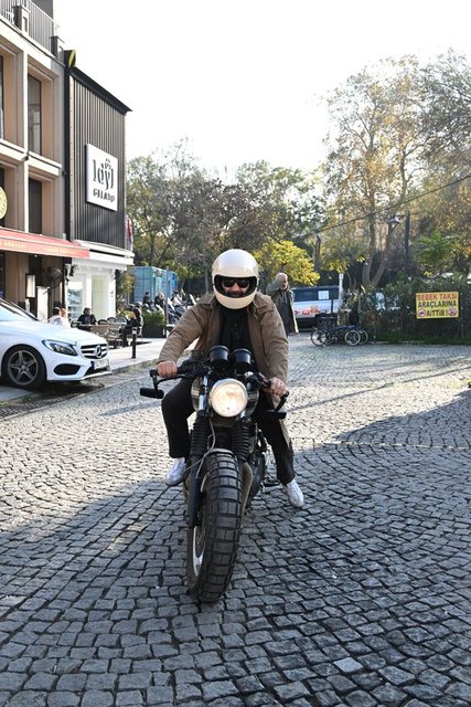 İŞ İNSANI BAŞAR KOZANOĞLU MOTORUYLA CADDEDEYDİ...