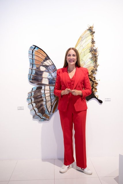 ÖZLEM GÜSAR İLGİYLE ESERLERİ İNCELEDİ.
