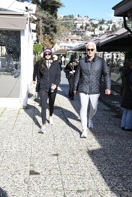 HALUK DİNÇER DÜN GİZEMLİ KIZ ARKADAŞIYLA BEBEK'TE YÜRÜYÜŞ YAPTI.