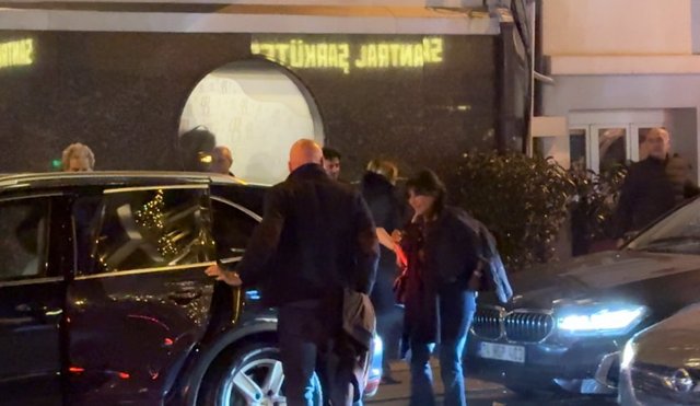 DOSTLARIYLA BİR MEKANDA YEMEK YEMEK BULUŞAN SUZAN SABANCI, AKŞAM SAATLERİNDE ARACINA BİNEREK CADDEDEN AYRILDI.