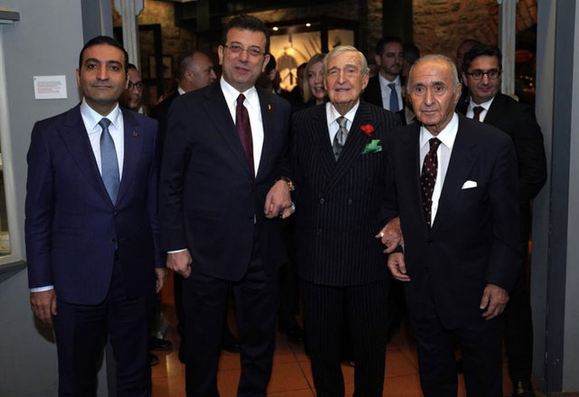 İSTANBUL BÜYÜKŞEHİR BELEDİYE BAŞKANI EKREM İMAMOĞLU, BEYOĞLU BELEDİYE BAŞKANI İNAN GÜNEY VE CUMHURİYET HALK PARTİSİ ESKİ GENEL BAŞKANI HİKMET ÇETİN İŞ İNSANINI RAHMİ KOÇ'U ANLAMLI GECEDE YALNIZ BIRAKMADI.