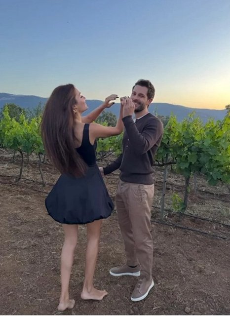 HAKAN SABANCI VE HANDE ERÇEL İLİŞKİLERİNİN 2. YILINI ÜZÜM BAĞLARINDA DANS EDEREK KUTLADILAR.