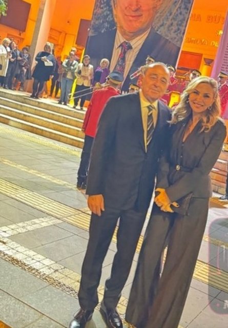 ÖMER-ARZU SABANCI ÇİFTİ ADANA'DA DÜZENLENE NANMA TÖRENİNE KATILDI.