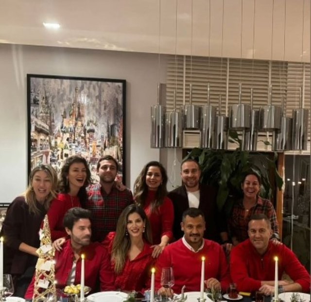 HAKAN-EVELİZE KOSİF ÇİFTİ, CİHAN-HALE KOSİF VE DİĞER DOSTLARIYLA YENİ YILI ERKENDEN KUTLADILAR.
