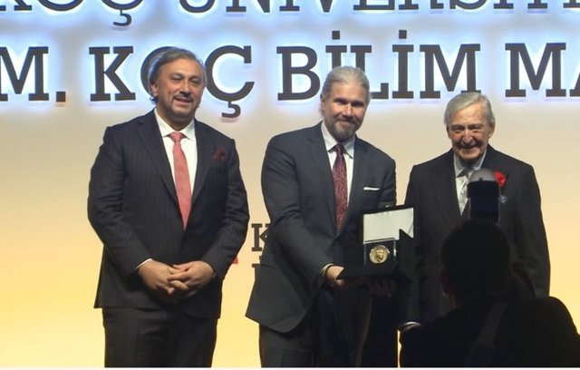 RAHMİ KOÇ BİLİM MADALYASININ SAHİBİ PROF. DR. METE ATATÜRE OLDU. -  