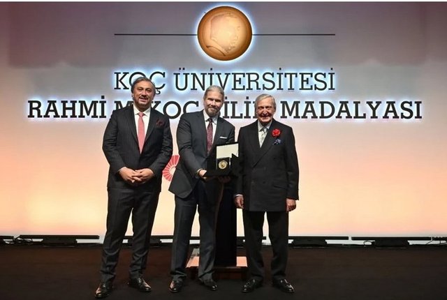 PROF. DR. METE ATATÜRE'YE MADALYASINI KOÇ HOLDİNG ONURSAL BAŞKANI RAHMİ KOÇ VERDİ.
