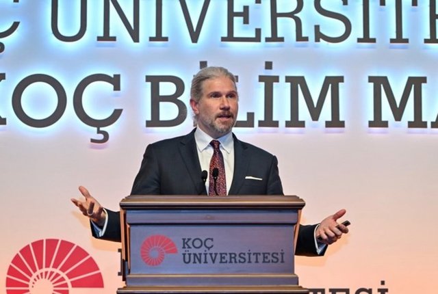 PROF. DR. METE ATATÜRE MADALYASINI ALMADAN SAHNEDE KONUŞMA YAPTI.
