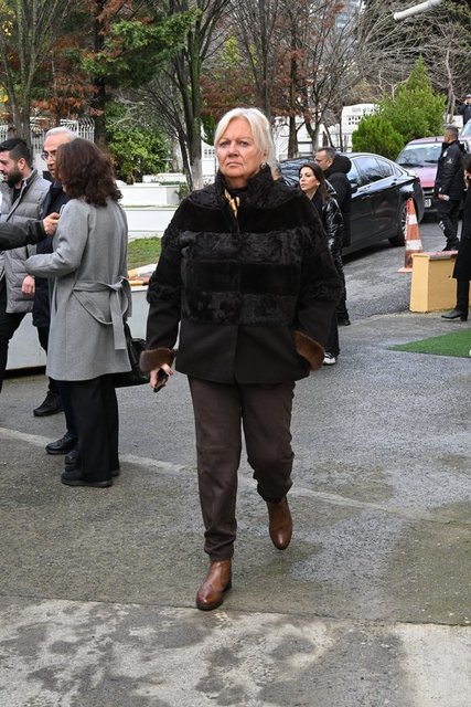 EMİNE ÖZİLHAN ZİNCİRLİKUYU'DA DÜZENLENEN CENAZE TÖRENİNE KATILDI.