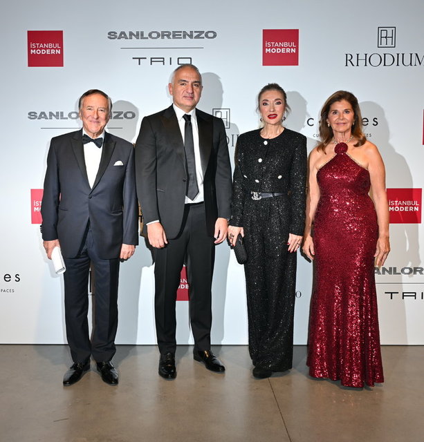 İSTANBUL MODERN YÖNETİM KURULU BAŞKANI OYA ECZACIBAŞI EŞİ İŞ İNSANI BÜLENT ECZACIBAŞI İLE KÜLTÜR VE TURİZM BAKANI MEHMET NURİ ERSOY VE EŞİ PERVİN ERSOY'U ANLAMLI GECEDE AĞIRLADI.