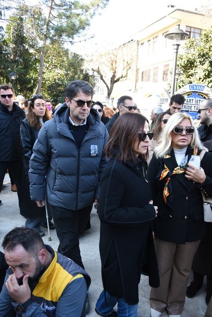 SEVİL SABANCI VE ERKEK ARKADAŞI FERHAT FERHANGİL, CENAZE TÖRENİNE GELMİŞTİ.