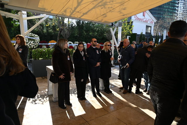 FATİH KIRAL'IN EŞİ FİGEN KIRAL TÖRENDE TAZİYELERİ KABUL ETİ.