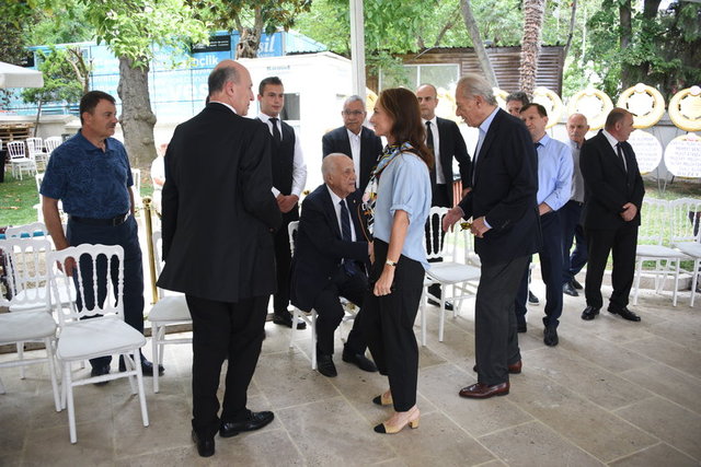 CAN KIRAÇ'IN CENAZE TÖRENİNDE İNAN KIRAÇ GÜÇLÜKLE AYAKTA DURDU.