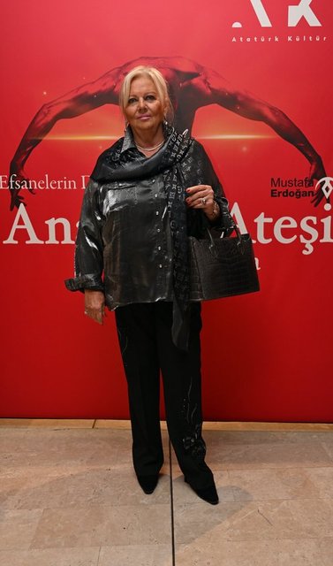 EMİNE ÖZİLHAN ANADOLU ATEŞİ'NİN 25. YIL GÖSTERİSİNİ İZLEDİ.