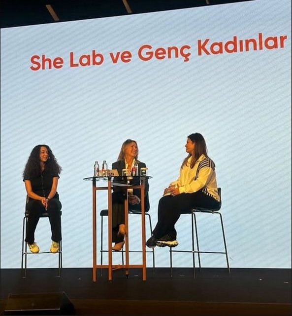 ÜMİT BOYNER KADINLARLA BİRLİKTE SAHNEDE KONUŞMA YAPTI.