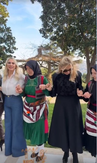 ARZU SABANCI DOSTLARIYLA BİRLİKTE HORON OYNADI.