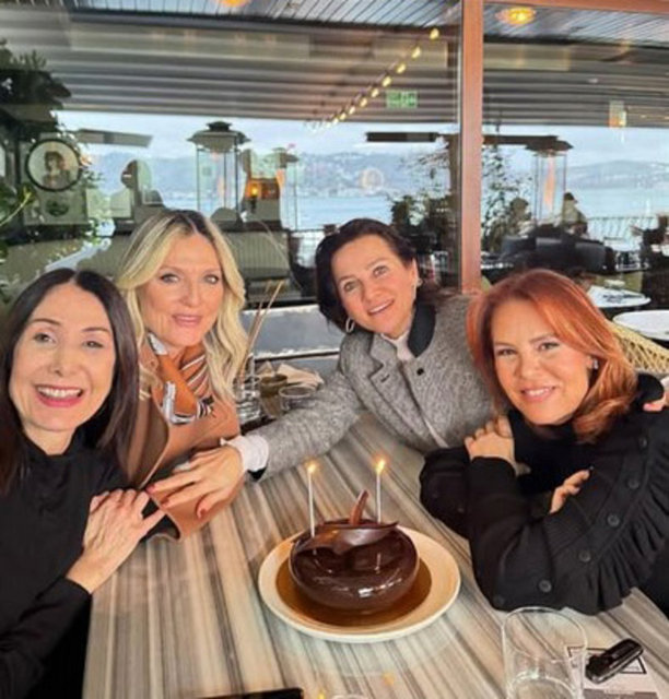 REYHAN İPEKEL DOSTLARI, GÜLŞAH ALKOÇLAR, AYŞEGÜL TOPLUSOY VE MERVA ULUSOY BİLGİNER İLE BİRLİKTE DOĞUM GÜNÜNÜ KUTLADI.