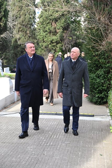 İŞ İNSANI HASAN ARAT VE KOÇ HOLDİNG COE'SU LEVENT ÇAKIROĞLU ANMA TÖRENİNE BİRLİKTE KATILDI.