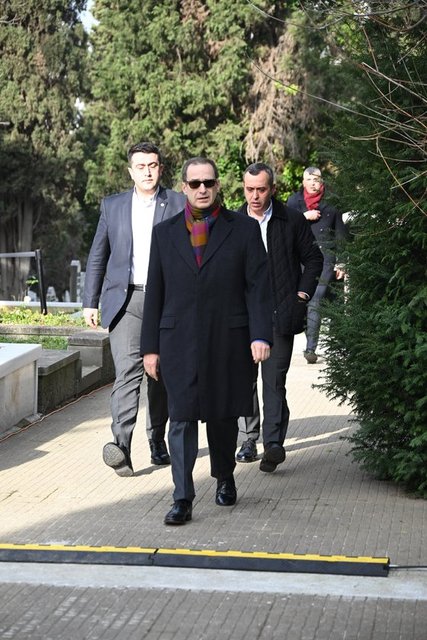 KOÇ HOLDİNG YÖNETİM KURULU BAŞKANI ÖMER KOÇ, KARDEŞİ MUSTAFA KOÇ'U MEZARI BAŞINDA ANDI.