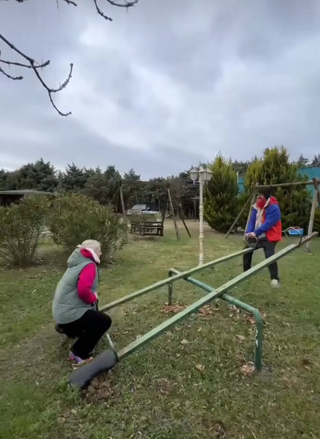 SUZAN ŞEN İLE MODACI TANJU BABACAN PARKTA BÖYLE EĞLENDİ