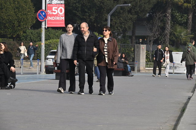 ASLI VE EDİP İLKBAHAR, KIZLARI SELİN'LE BOĞAZ KENARINDA YÜRÜDÜ.