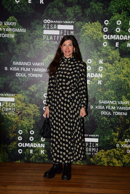 ZEYNEP ÜSTÜNEL