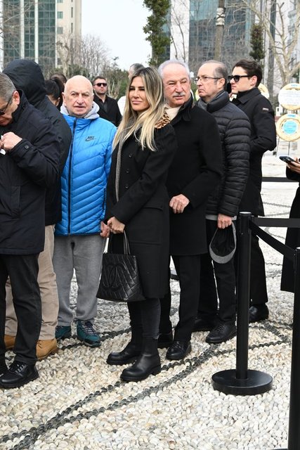 ÖZLEM ÖZKAN ÖRS VE HÜSAMETTİN ÖZKAN, CENAZE TÖRENİNE KATILARAK ULUSOY AİLESİ'NE DESTEK OLDU.