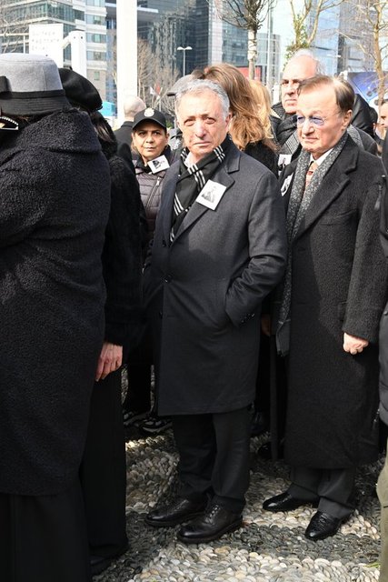 BEŞİKTAŞ SPOR KULÜBÜ ESKİ BAŞKANLARINDAN AHMET NUR ÇEBİ'DE ACILI AİLEYE BAŞSAĞLIĞI DİLEDİ.