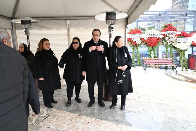 PINAR ŞENOL, PELİN PETRET, MEHMET VE SERAP ULUSOY TAZİYELERİ KABUL ETTİLER.