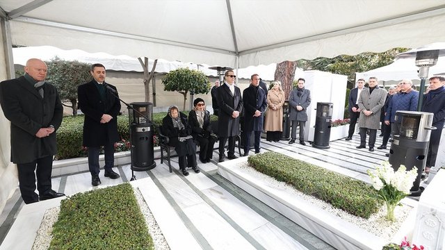 SEMAHAT ARSEL, KOÇ HOLDİNG YÖNETİM KURULU BAŞKANI ÖMER KOÇ, KOÇ HOLDİNG YÖNETİM KURULU ÜYESİ ALİ KOÇ VE ÇİĞDEM SİMAVİ VEHBİ KOÇ'U MEZARI BAŞINDA ANDILAR.