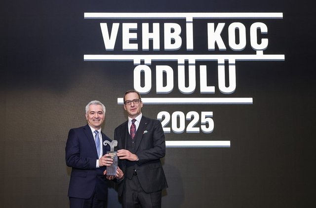 KOÇ HOLDİNG YÖNETİM KURULU BAŞKANI ÖMER KOÇ, BU YIL VEHBİ KOÇ ÖDÜLÜ'NÜN SAHİBİ OLAN DOÇ. DR. KIVANÇ BİRSOY'A ÖDÜLÜNÜ VERDİ.