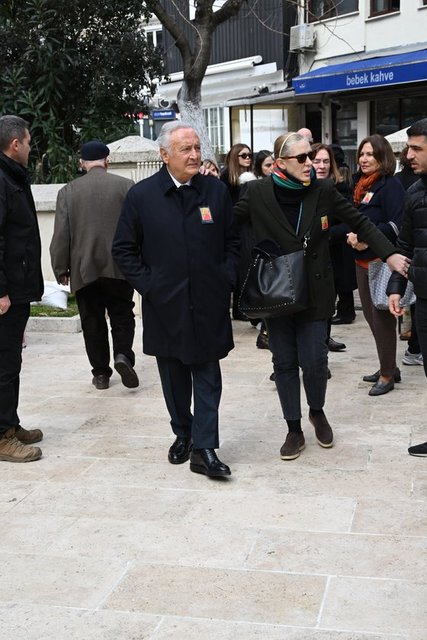 ADİL, REZZAN BENARDETE CENAZEDE GÜÇLÜKLE AYAKTA DURDULAR.