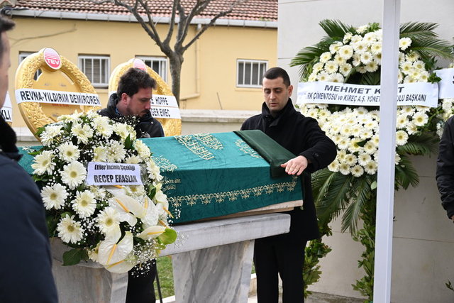 ADİLCAN BENARDETE ANNESİ MERHUM BEYHAN BENARDETE'NİN TABUTUNUN BAŞINDAN AYRILMADI