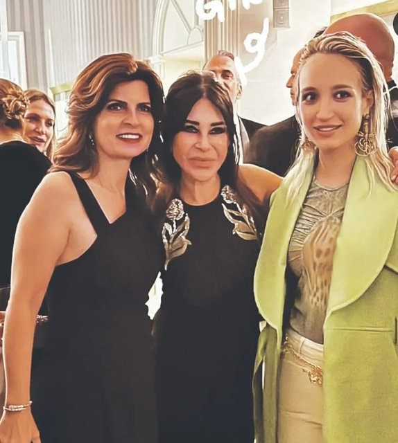 SUZAN SABANCI, MELİSA TAPAN'LA YALISINDA VERDİĞİ PARTİDE FOTOĞRAF ÇEKTİRDİ