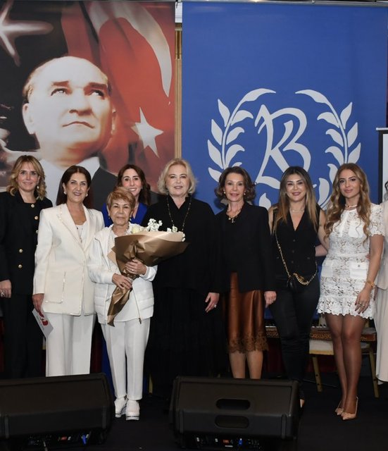 ESER BAYRAKTAR, ARZU ÇEBİ, NESRİN ERCAN, MEHTAP BAYRAKTAR, ÇİĞDEM HİTAY, BERİL MİSVAKİ, PELİN ÇEBİ, FİKRİYE YETER